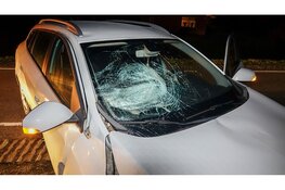 Auto zwaarbeschadigd na knal tegen brievenbus op dijk Obdam