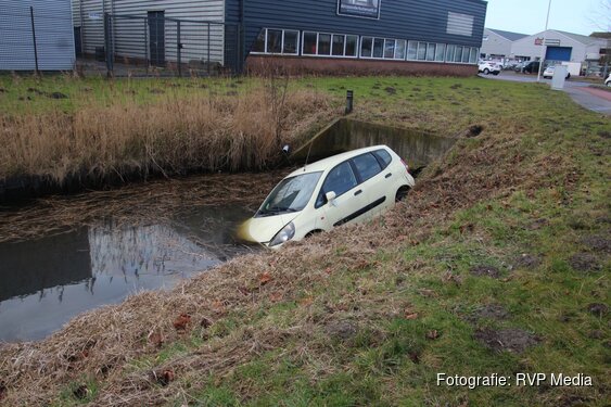 Auto te water in Heerhugowaard, hulpdiensten rukken massaal uit
