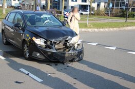 Auto belandt over de kop na botsing op kruising in Heerhugowaard