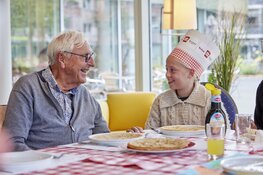 Vijf basisscholen in gemeente Dijk en Waard bakken pannenkoeken voor ouderen