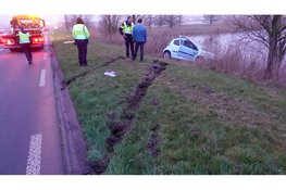 Automobilist raakt van de weg en komt tot stilstand in het riet langs N508