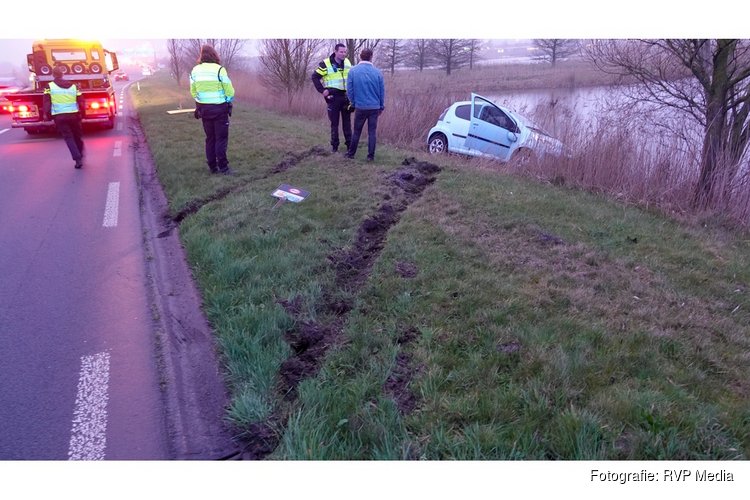 Automobilist raakt van de weg en komt tot stilstand in het riet langs N508