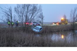 Automobilist raakt van de weg en komt tot stilstand in het riet langs N508