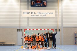 Meiden van KSV D1 vieren kampioenschap in stijl
