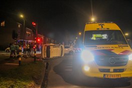 Auto kantelt na botsing met andere auto op kruising Heerhugowaard