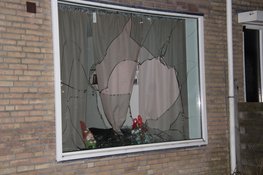 Voorruit woning in Heerhugowaard vernield, politie zoekt twee verdachten via Burgernet