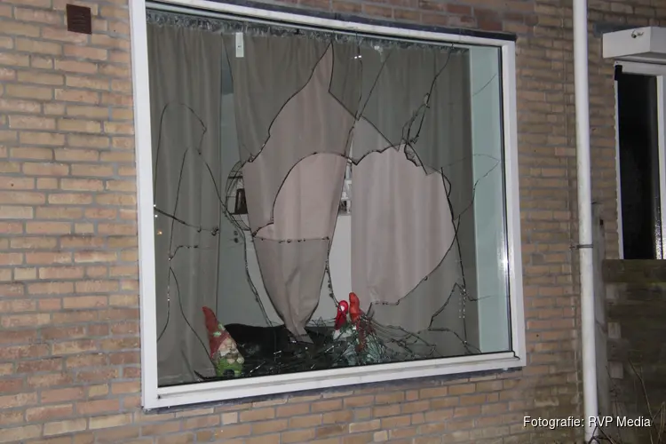 Voorruit woning in Heerhugowaard vernield, politie zoekt twee verdachten via Burgernet