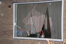 Voorruit woning in Heerhugowaard vernield, politie zoekt twee verdachten via Burgernet