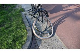 Fietser gewond na aanrijding met motoragent in Broek op Langedijk