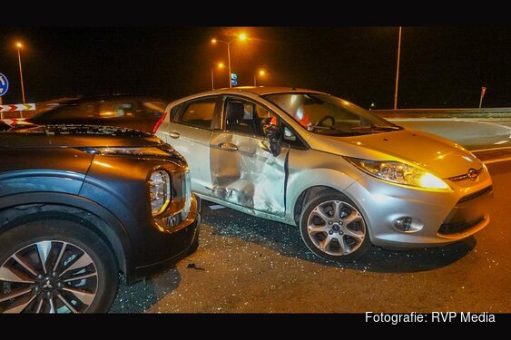 Veel schade na ongeval op rotonde A.C. De Graafweg