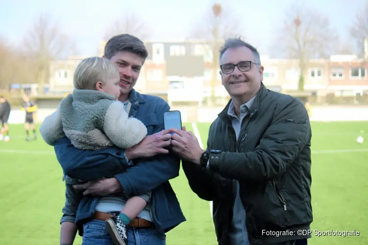 Nieuw LED-scorebord Reiger Boys officieel in ontvangst genomen