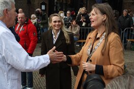 Eerste Alkmaarse Kaasmarkt van het seizoen geopend door Irene Schouten