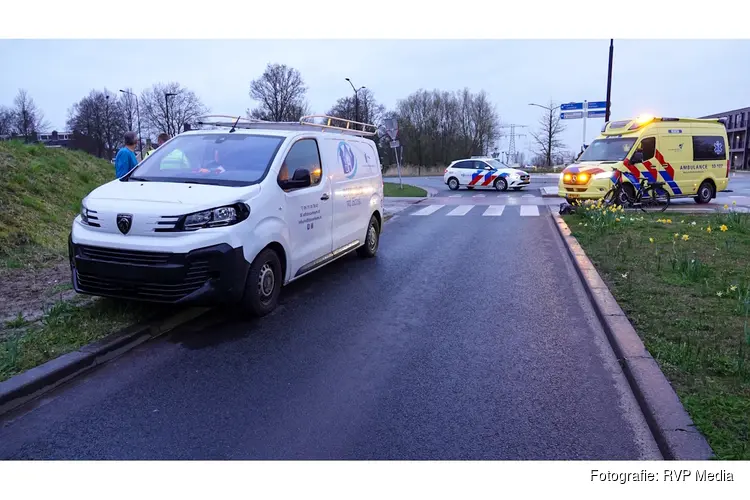Fietser gewond na aanrijding met busje