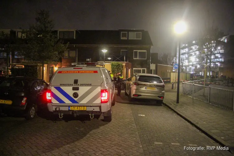 Kinderen vissen mogelijke handgranaat uit het water in Heerhugowaard