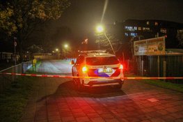 Kinderen vissen mogelijke handgranaat uit het water in Heerhugowaard