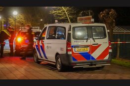 Kinderen vissen mogelijke handgranaat uit het water in Heerhugowaard