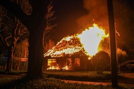 Woning met rieten dak in brand aan Stationsweg in Heerhugowaard