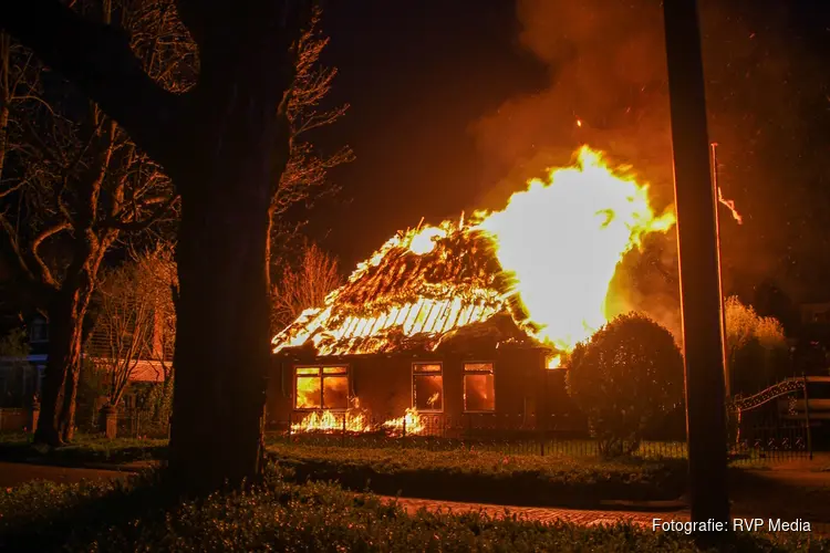Woning met rieten dak in brand aan Stationsweg in Heerhugowaard
