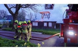 Woning met rieten dak in brand aan Stationsweg in Heerhugowaard