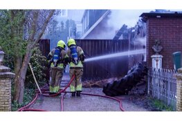 Woning met rieten dak in brand aan Stationsweg in Heerhugowaard