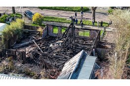 Woning met rieten dak in brand aan Stationsweg in Heerhugowaard
