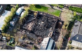 Woning met rieten dak in brand aan Stationsweg in Heerhugowaard