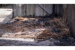 Woning met rieten dak in brand aan Stationsweg in Heerhugowaard