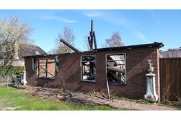 Woning met rieten dak in brand aan Stationsweg in Heerhugowaard