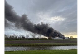 Grote zwarte rookwolken bij uitslaande industriebrand in Obdam