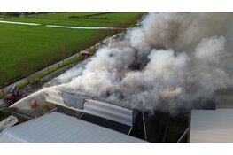Grote zwarte rookwolken bij uitslaande industriebrand in Obdam