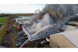 Grote zwarte rookwolken bij uitslaande industriebrand in Obdam