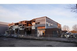 Ravage na verwoestende brand in Obdam bij daglicht goed zichtbaar