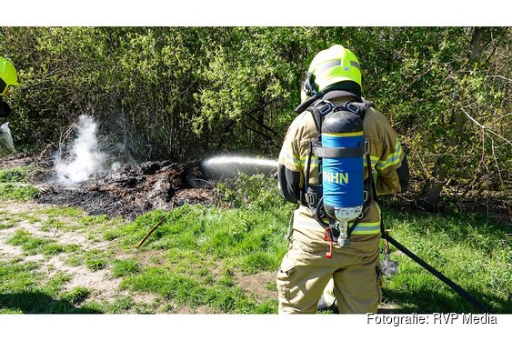 Brand in park 't Waarderhout: stapels riet afgebrand