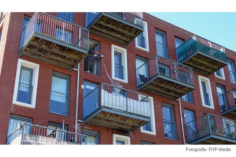 Bovenbuurman blust brand op balkon met pannen water bij brand in Heerhugowaar