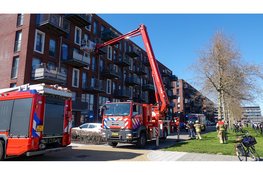 Bovenbuurman blust brand op balkon met pannen water bij brand in Heerhugowaard