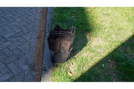 Bovenbuurman blust brand op balkon met pannen water bij brand in Heerhugowaard