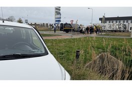 Bedrijfswagen en personenauto botsen op ovatonde in Heerhugowaard