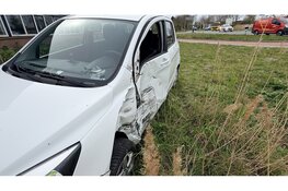 Bedrijfswagen en personenauto botsen op ovatonde in Heerhugowaard
