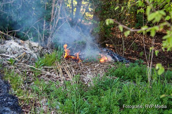 Opnieuw brand in een riethoop in 't Waarderhout in Heerhugowaard