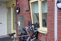 Auto botst tegen gevel van appartementencomplex in Heerhugowaard