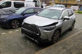 Auto botst tegen gevel van appartementencomplex in Heerhugowaard