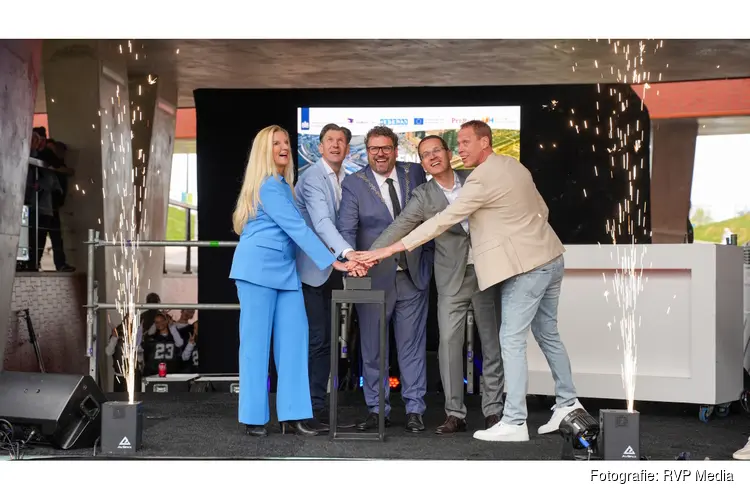 Drukbezochte opening spooronderdoorgang ‘Koppeling’ in Dijk en Waard