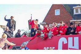 Duizenden mensen langs de weg bij huldiging AZ Alkmaar