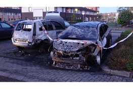 Twee auto’s door brand verwoest aan Steigerdijk in Heerhugowaard
