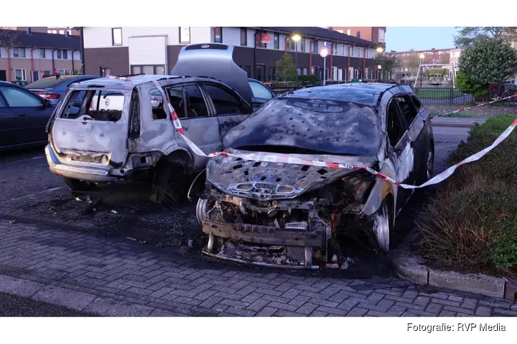 Twee auto’s door brand verwoest aan Steigerdijk in Heerhugowaard
