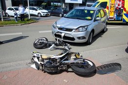 Motorrijder ernstig gewond na aanrijding met auto. Motor doormidden.