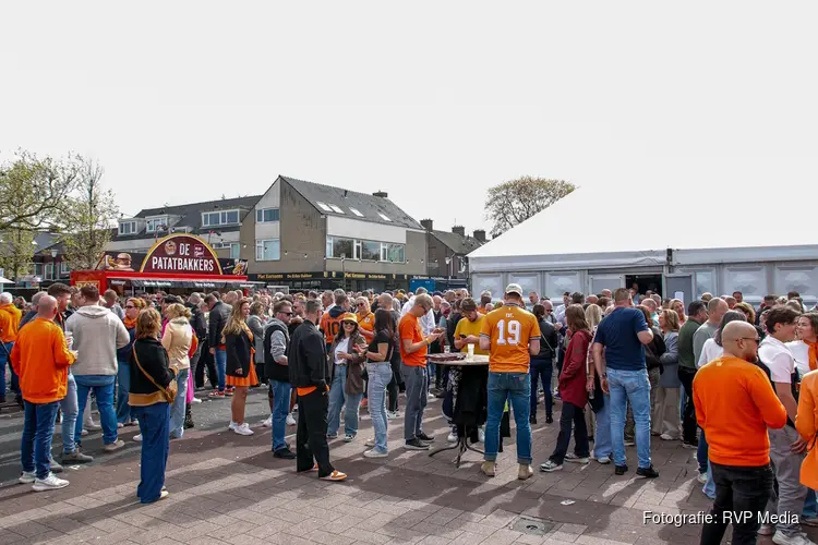 Feest, muziek en bier: uitbundige Koningsdag op het Raadhuisplein in Heerhugowaard
