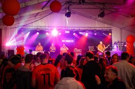 Feest, muziek en bier: uitbundige Koningsdag op het Raadhuisplein in Heerhugowaard