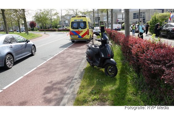 Scooterrijder gaat onderuit na aanrijding met stoeprand en auto