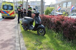 Scooterrijder gaat onderuit na aanrijding met stoeprand en auto